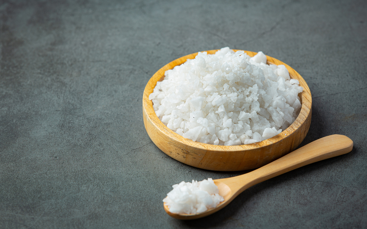 Kukkaruukun ripottelu karkealla suolalla: miksi se on suositeltavaa ja mihin sitä tarvitaan.