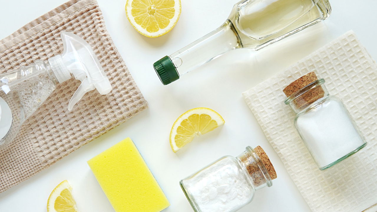 Asiantuntijat ovat yhtä mieltä: ”Etikkapitoinen astianpesuaine on ihmeellinen puhdistusaine puuhuonekaluille”.