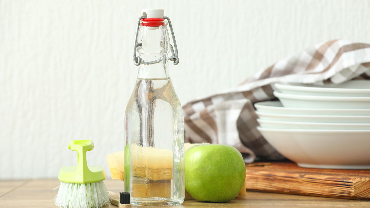 Asiantuntijat ovat yhtä mieltä: ”Etikkapitoinen astianpesuaine on ihmeellinen puhdistusaine puuhuonekaluille”.