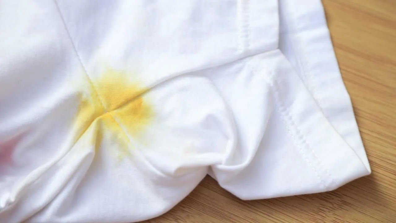 Kotona käytettävä keino keltaisten tahrojen poistamiseen ja T-paitojen kainaloiden valkoisuuden palauttamiseen.